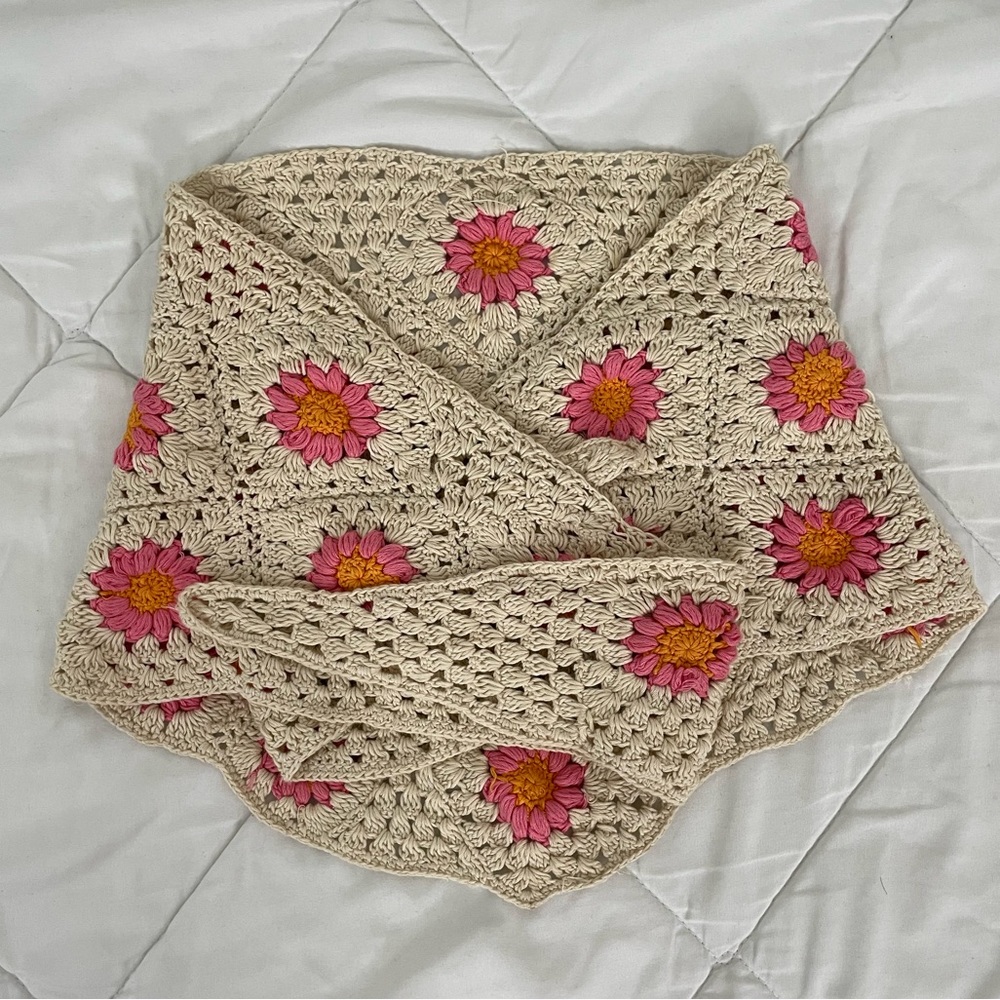 🆕UO Flower Crochet Triangle Scarf Wrap Top NWT - Picture 4 of 7